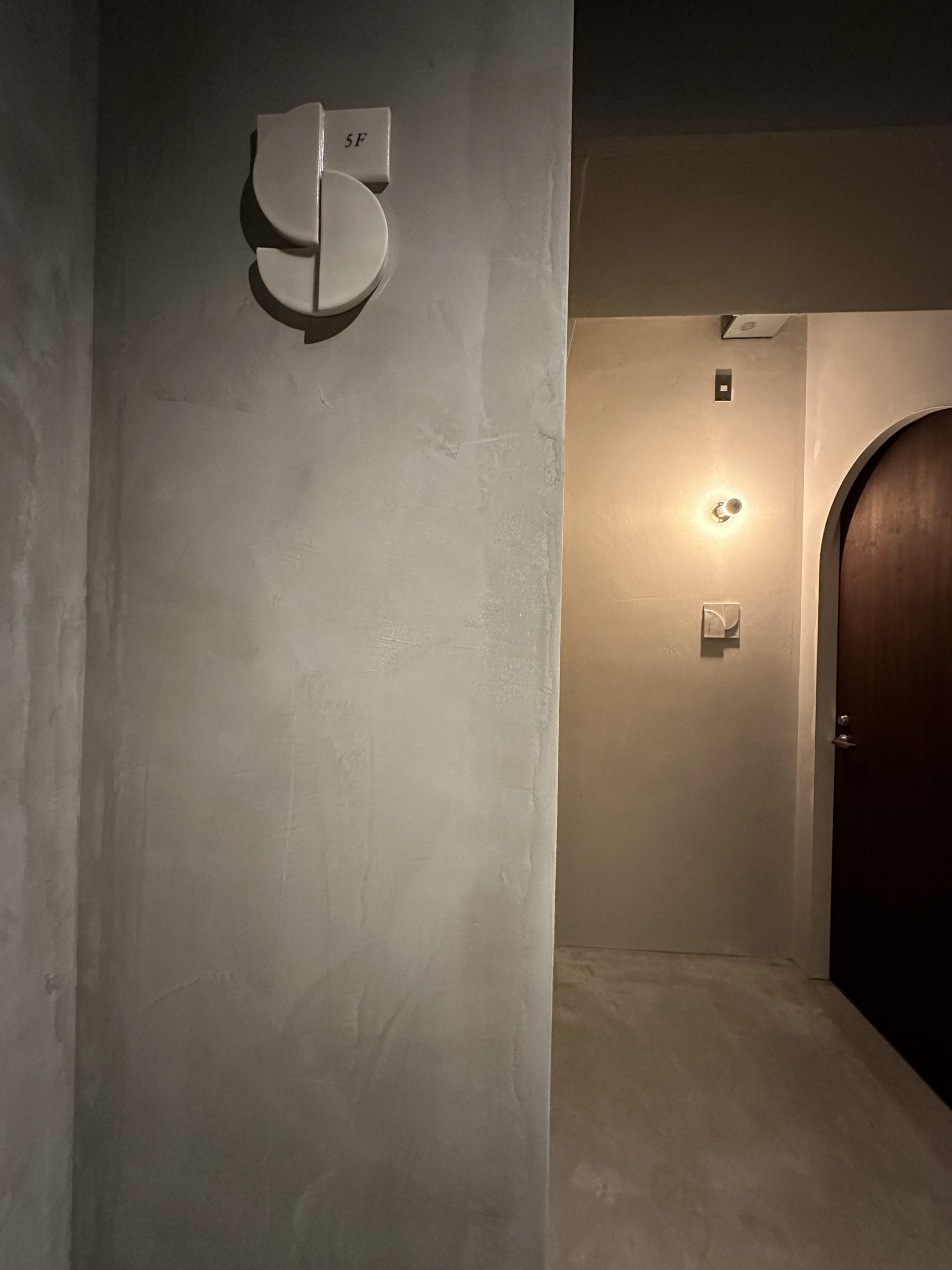 くすみカラー×自然素材でつくる、心ほどける住まい